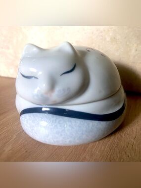 Vtg. 70s Elizabeth Arden Porcelain Cat Trinket Box & free “potpourri cat” 🐈💕